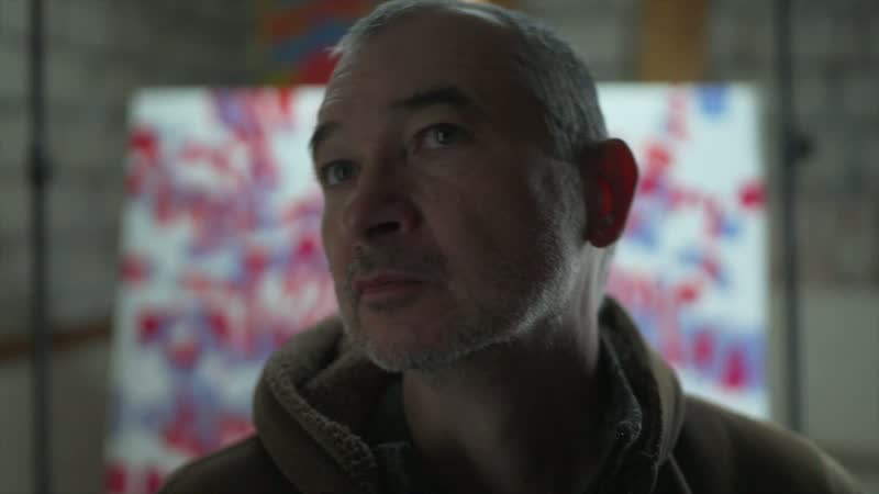 Tobias Post 在工作室中，背景是一幅画作