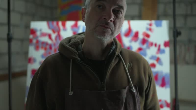 Tobias Post 在工作室的画架前